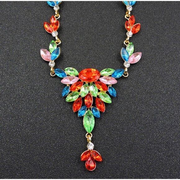 🔷 Betsey Johnson multicolored crystal statement necklace 🔷 - Picture 2 of 3